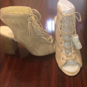 Jessica Simpson nude blocked heel